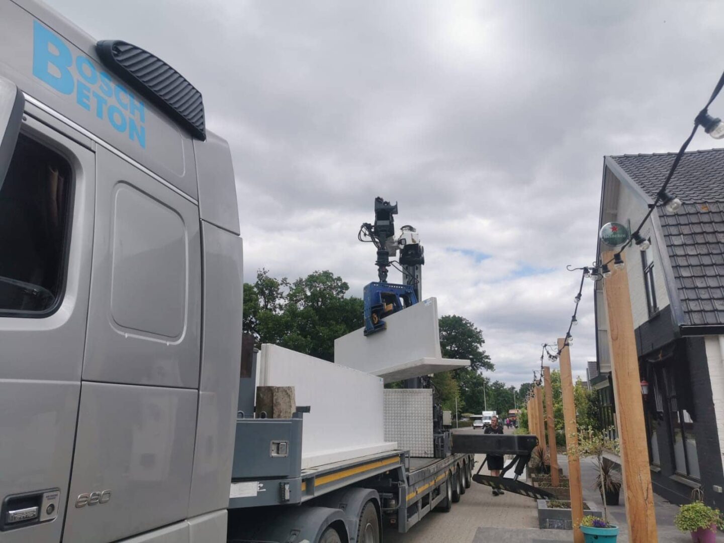 Bosch Beton - Plaatsing terrasafscheiding voor Café Wessel in Kootwijkerbroek