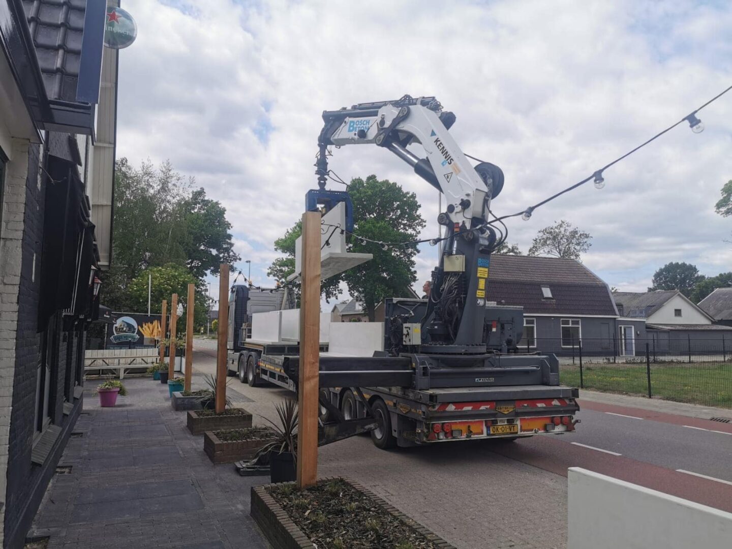 Bosch Beton - Plaatsing terrasafscheiding voor Café Wessel in Kootwijkerbroek