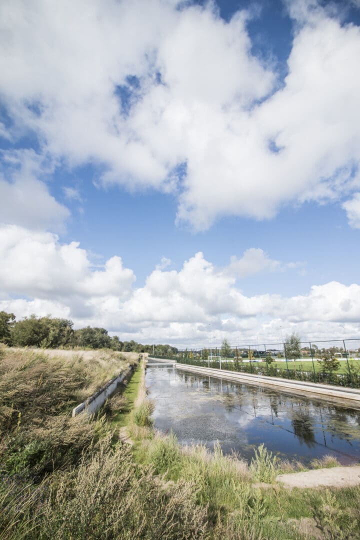 Waterkering van damwand beton bij sportcomplex De Zilk in Noordwijkerhout met Bosch Beton keerwanden