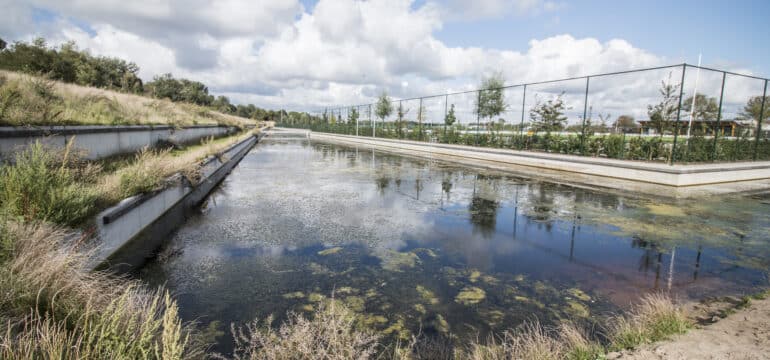 Waterkering bij sportcomplex De Zilk in Noordwijkerhout met Bosch Beton keerwanden