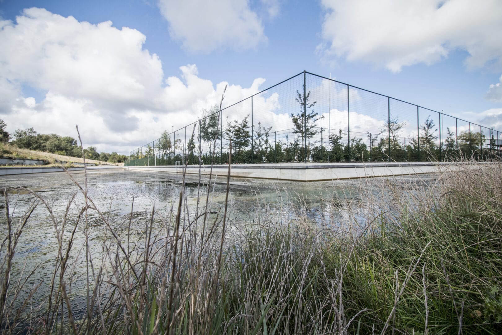Waterkering bij sportcomplex De Zilk in Noordwijkerhout met Bosch Beton keerwanden