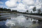 Waterkering bij sportcomplex De Zilk in Noordwijkerhout met Bosch Beton keerwanden