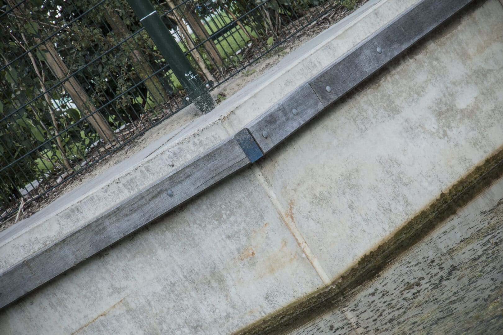Waterkering bij sportcomplex De Zilk in Noordwijkerhout met Bosch Beton keerwanden