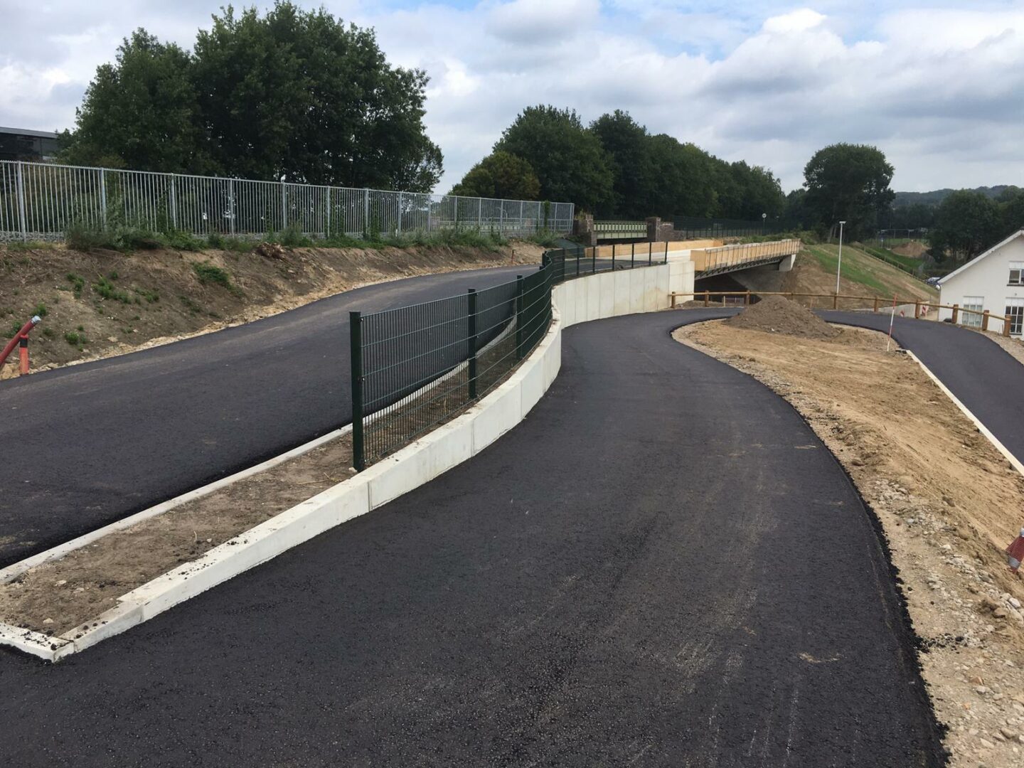 Bosch Beton - Keerwanden voor steile talud bij fiets- en voetgangersbrug Cuijk-Mook