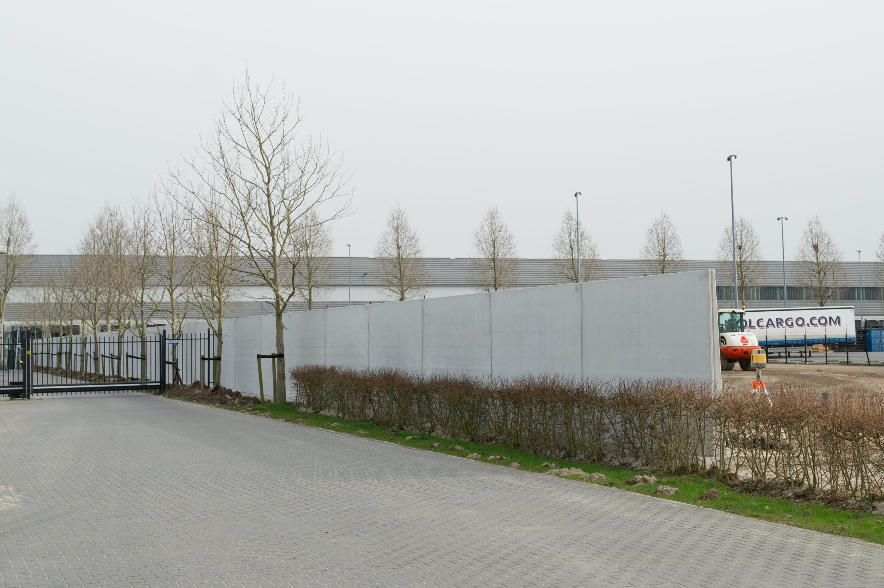 Sterke keerwanden in papierloods van recyclingbedrijf