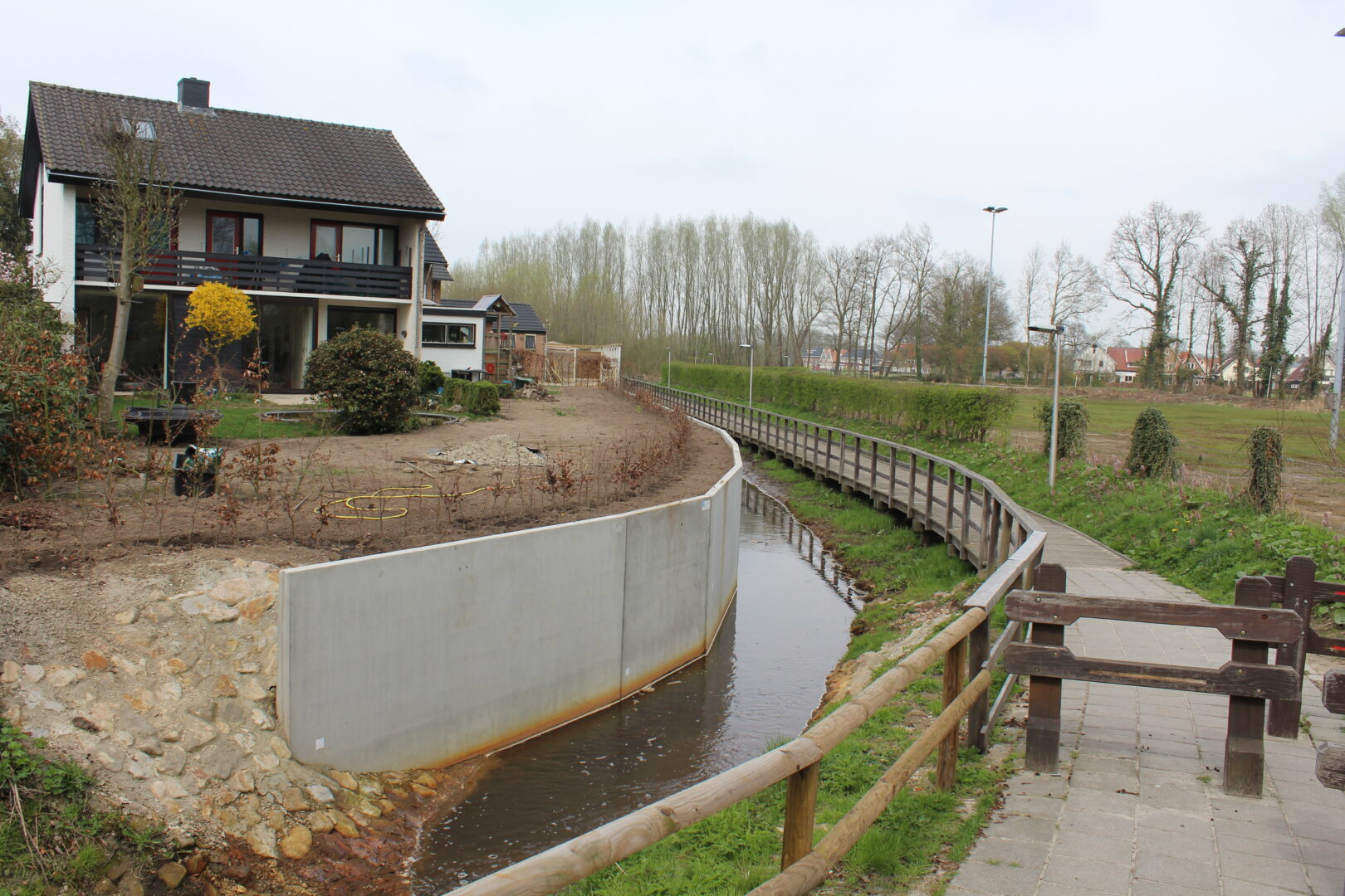 Bosch Beton - Keerwanden als grond- en waterkering langs vlonderpad in Weerselo