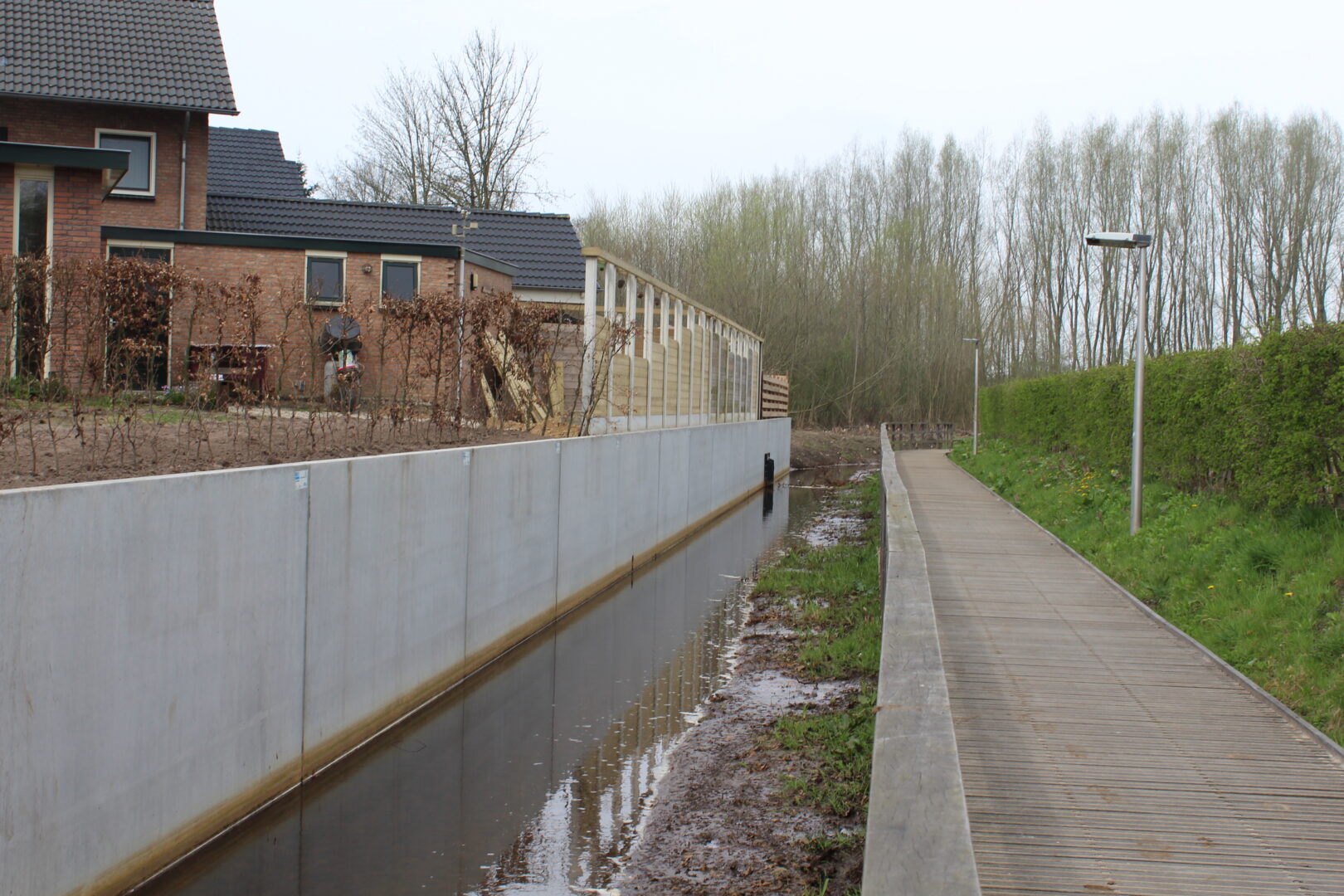 Bosch Beton - Keerwanden als grond- en waterkering langs vlonderpad in Weerselo