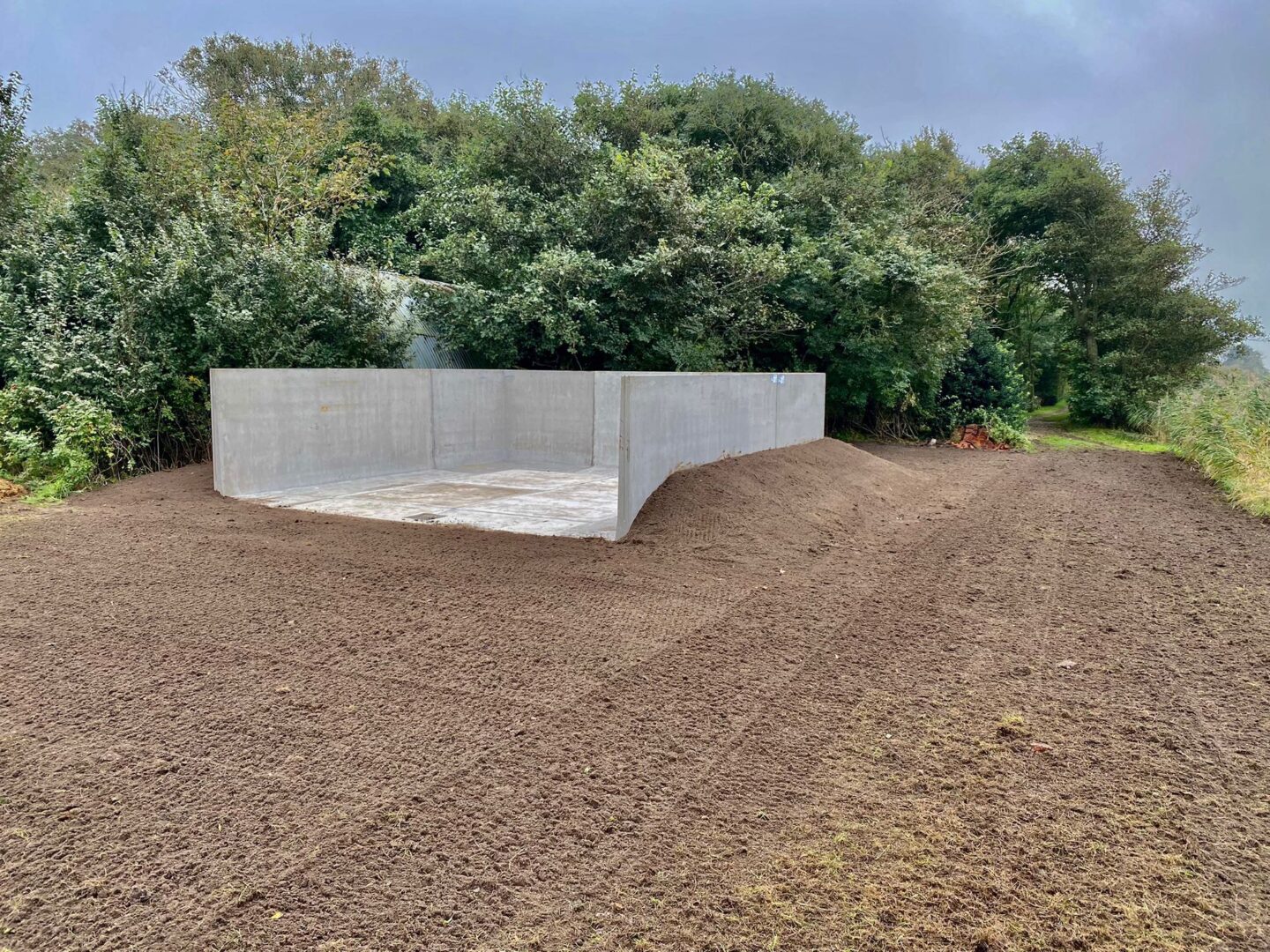Bosch Beton - Mestopslag betonnen keerwanden bij boer op Texel
