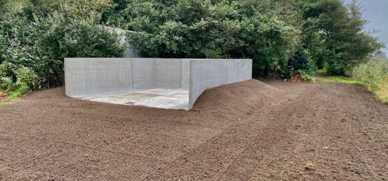 Bosch Beton - Mestopslag betonnen keerwanden bij boer op Texel