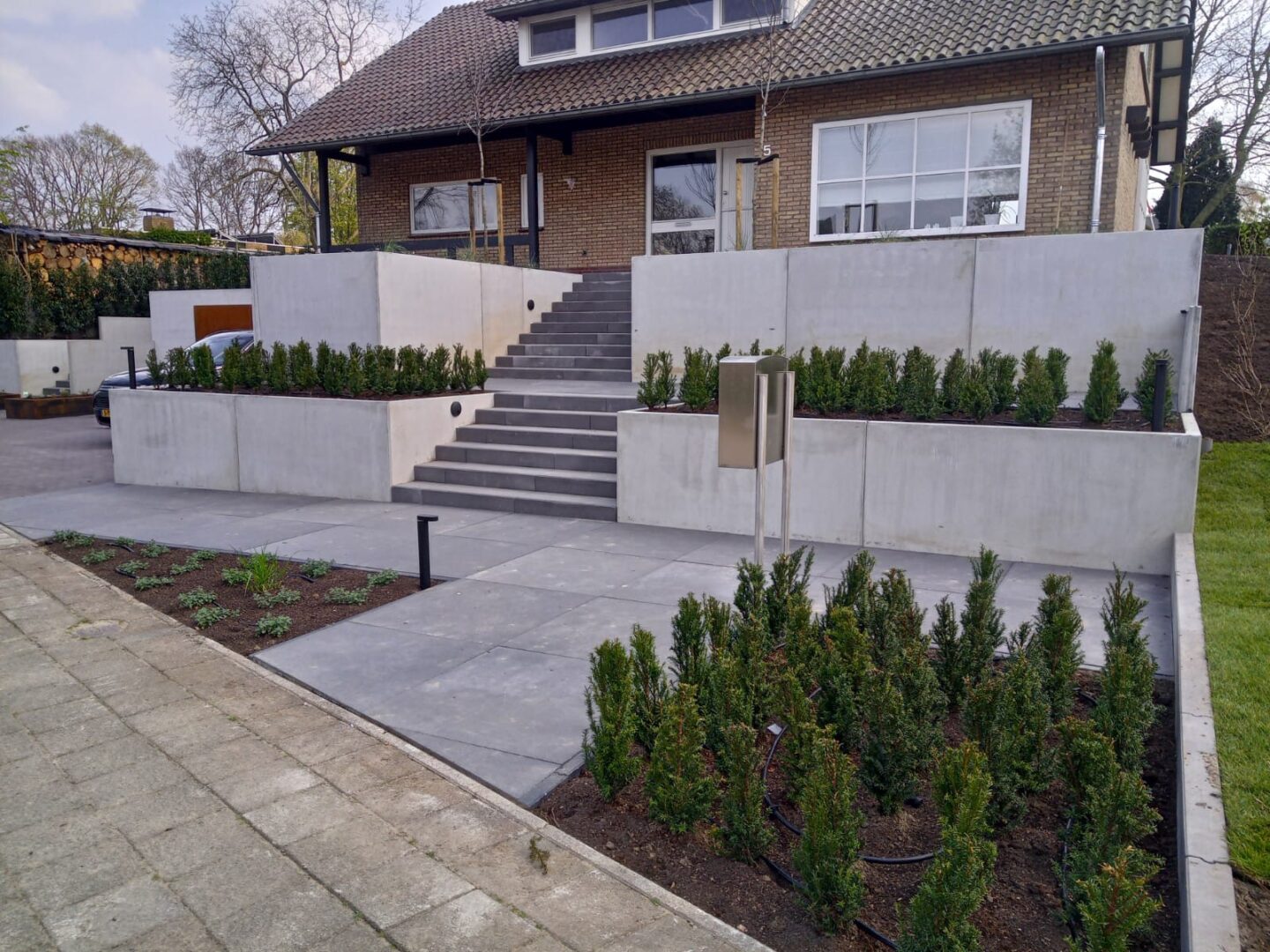 Bosch Beton - Niveauverschil met keerwanden in tuin in Grubbenvorst (© Fred van Wijlick Tuinen)