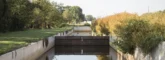 Betonnen waterkeringen bij watergang in Nijkerkerveen