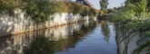 Betonnen keerwand gebruikt als waterkering voor watergang