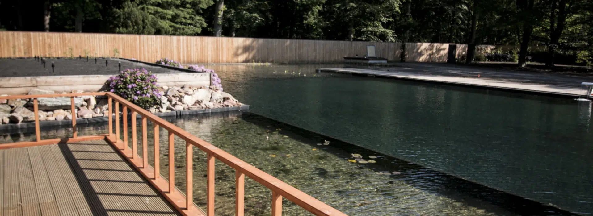 Keerwand als waterkeringen in een zwemvijver