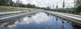 Betonnen keerwand gebruikt als waterkeringen bij een sportcomplex
