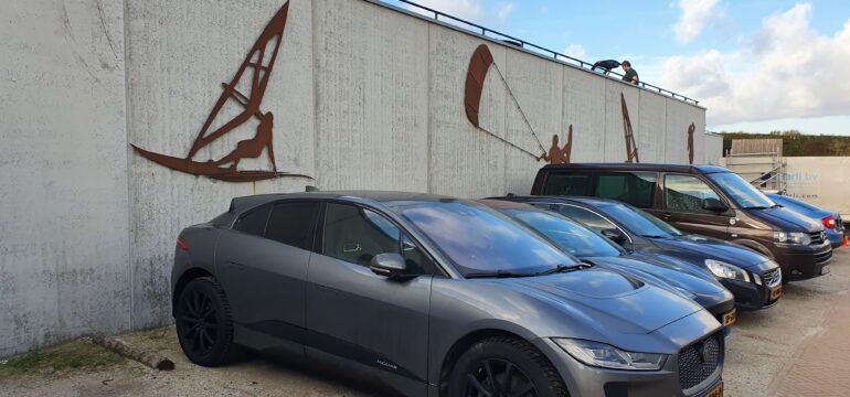 Bosch Beton - Keerwanden met kunst als grondkering bij circuit Zandvoort