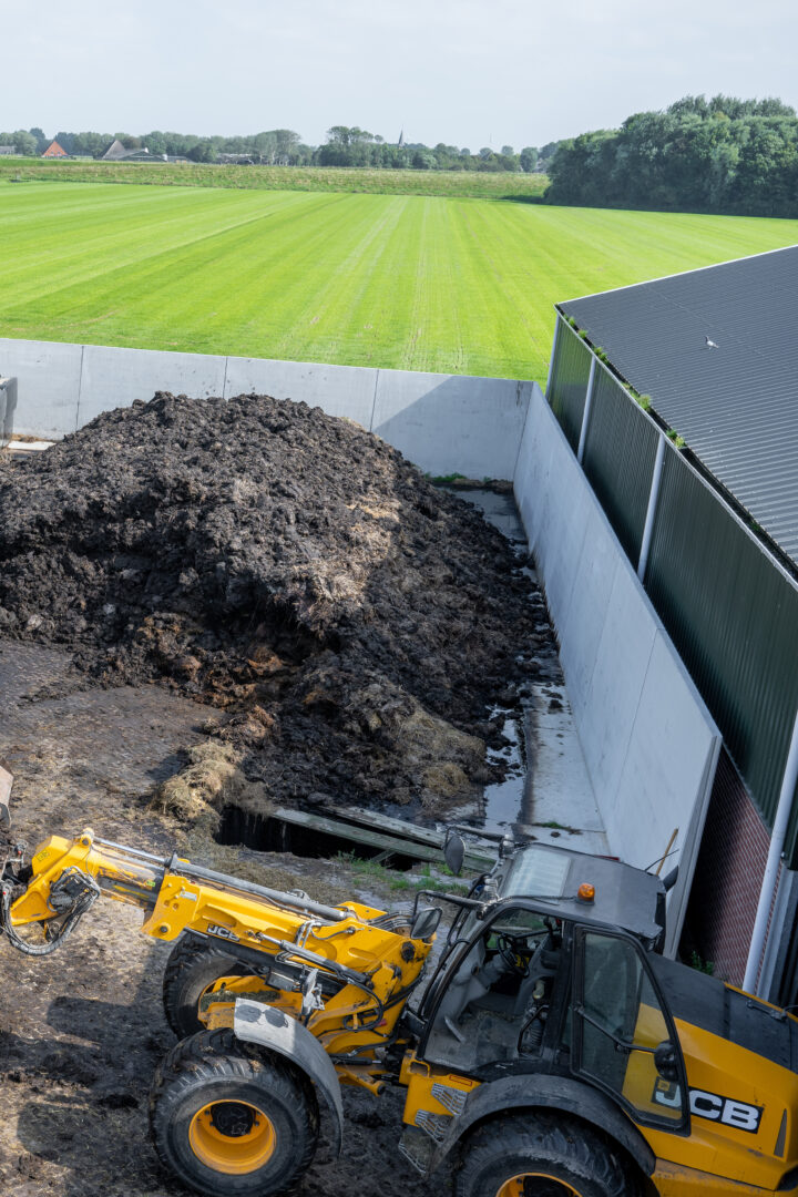 Bosch Beton - Mestopslag van keerwanden bij melkveehouder in Burgerbrug