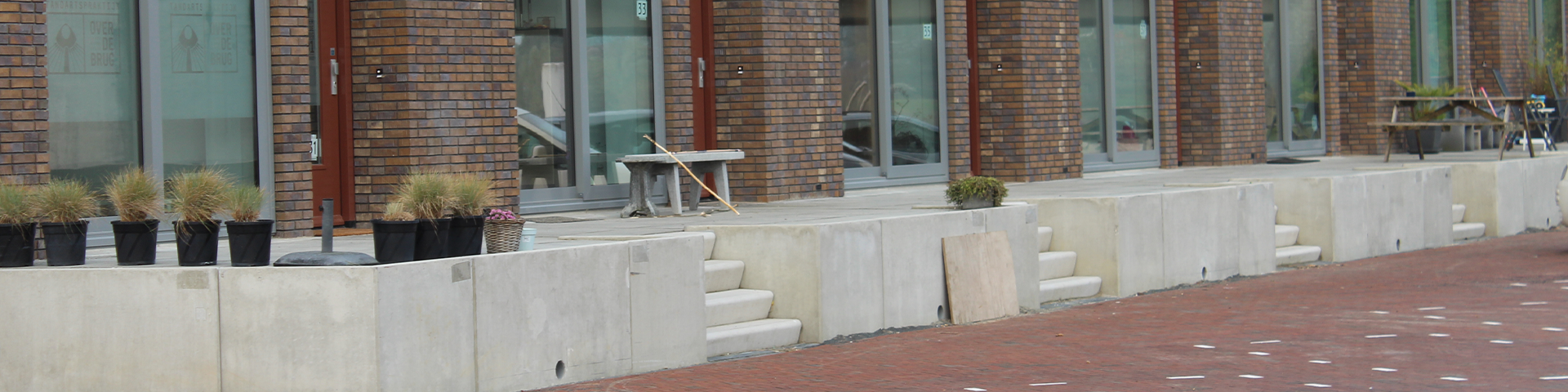 Bosch Beton - Verhoogd terras van keerwanden bij kadewoningen in Zwolle Stadshagen