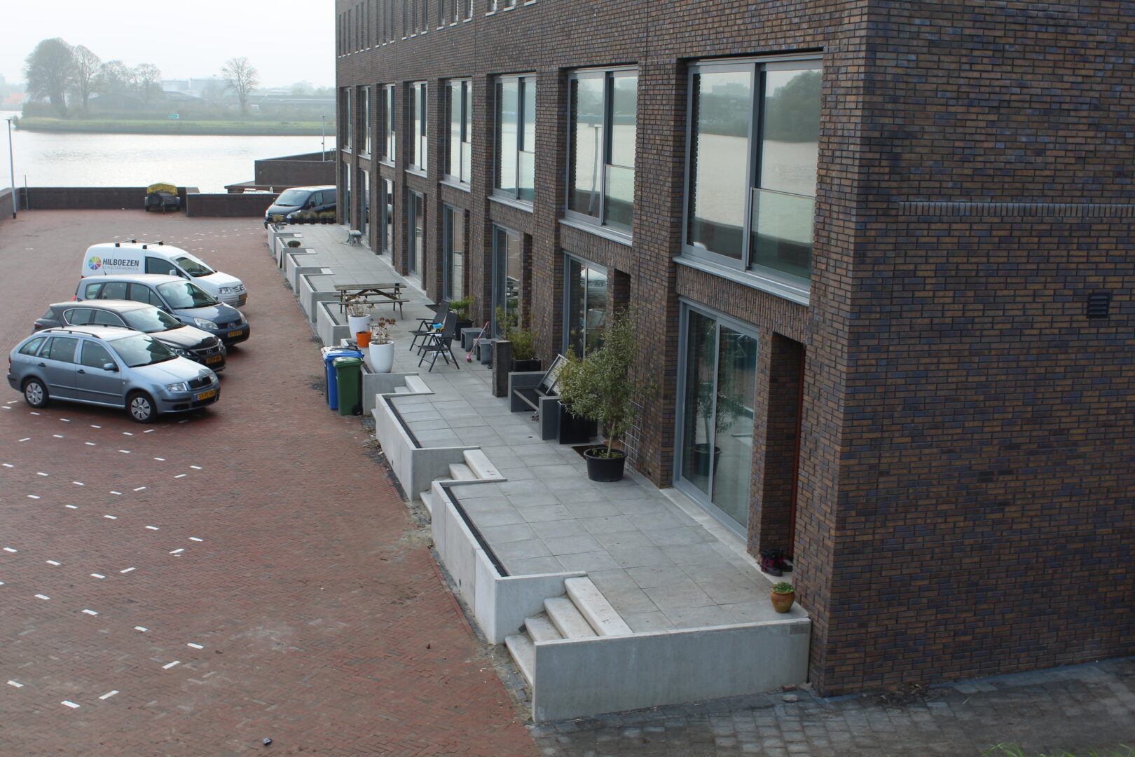 Bosch Beton - Verhoogd terras van keerwanden bij kadewoningen in Zwolle Stadshagen