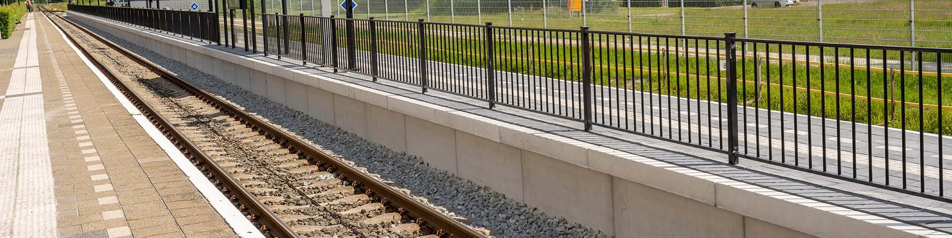 Betonnen L element geplaatst bij t spoor