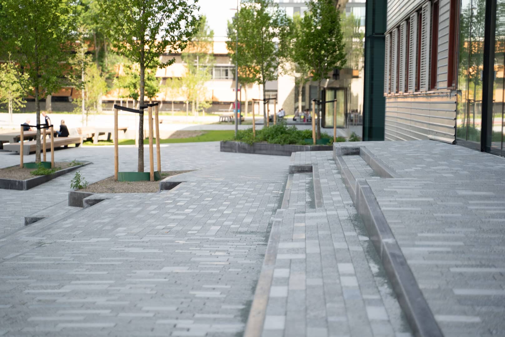 Bosch Beton - Maatwerk antraciet keerwanden bij TU Delft