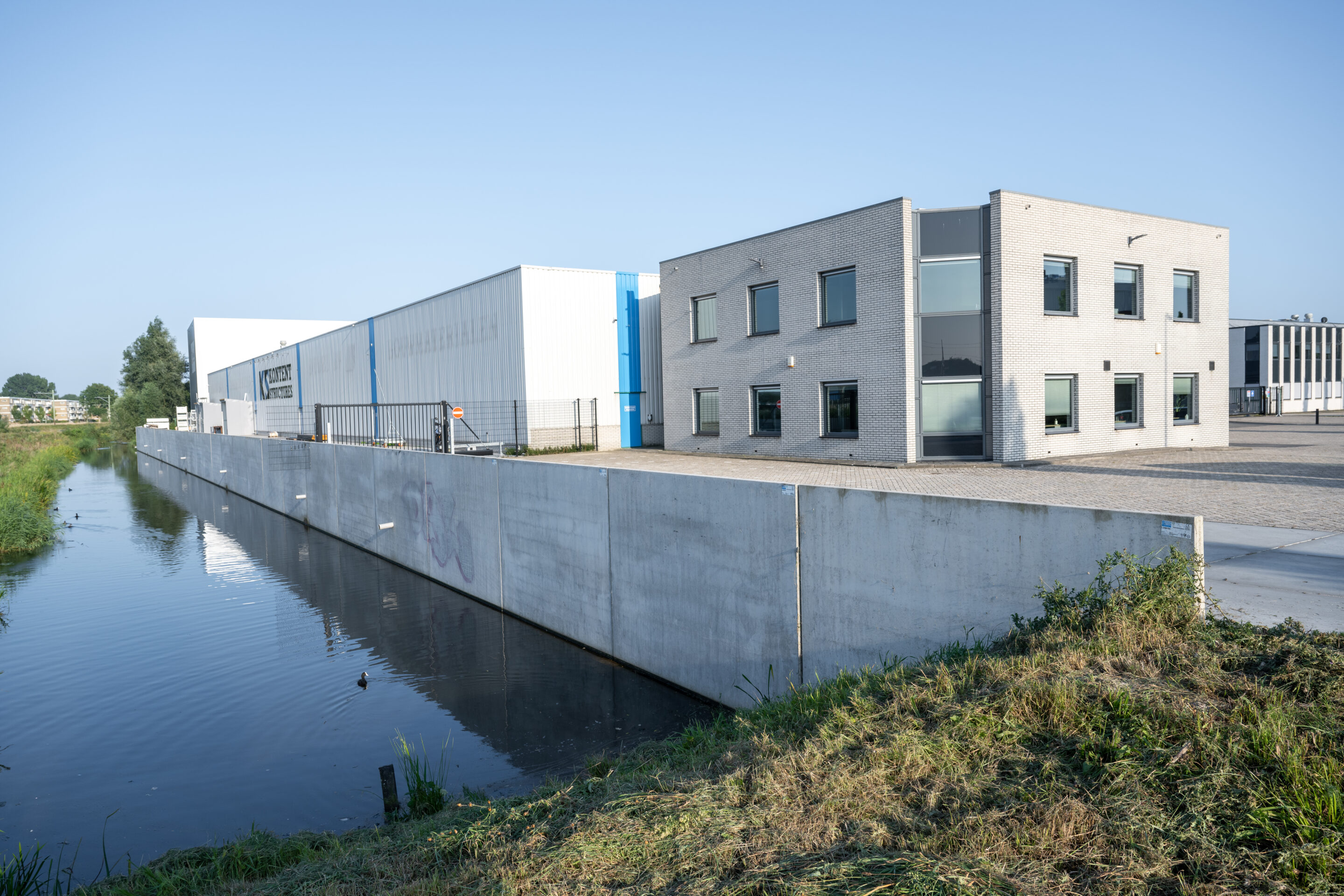 Kademuur langs bedrijf in Alphen aan den Rijn