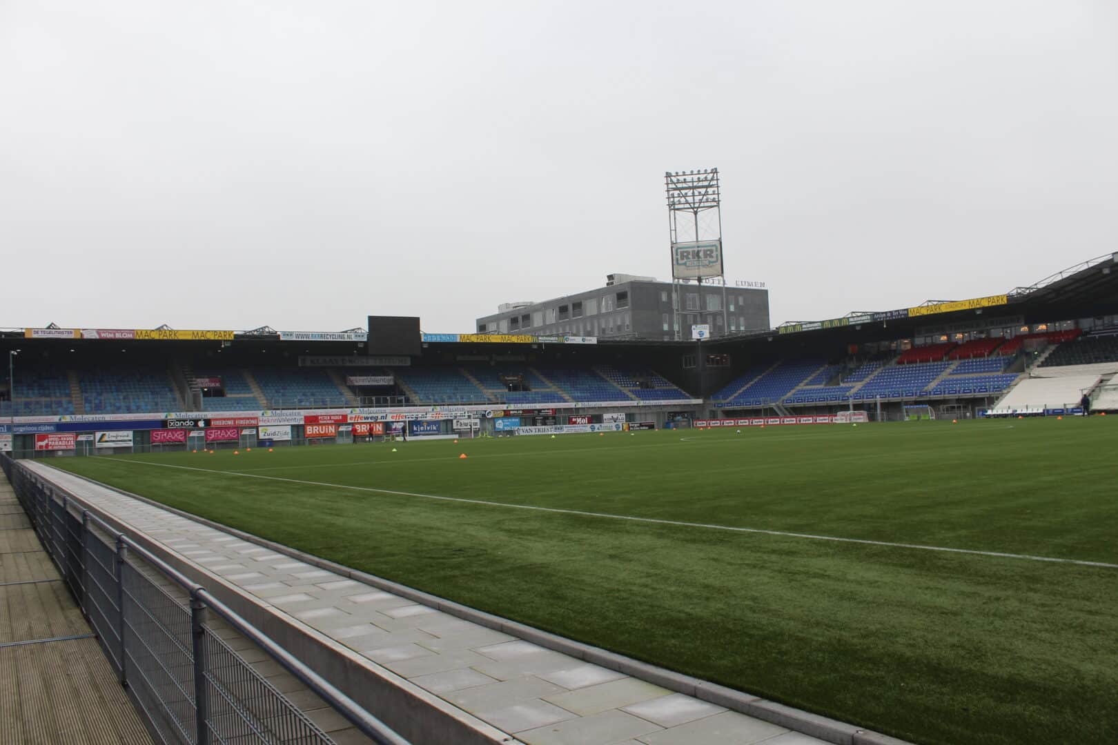 Bosch Beton - Keerwanden verhogen kunstgrasveld van PEC Zwolle