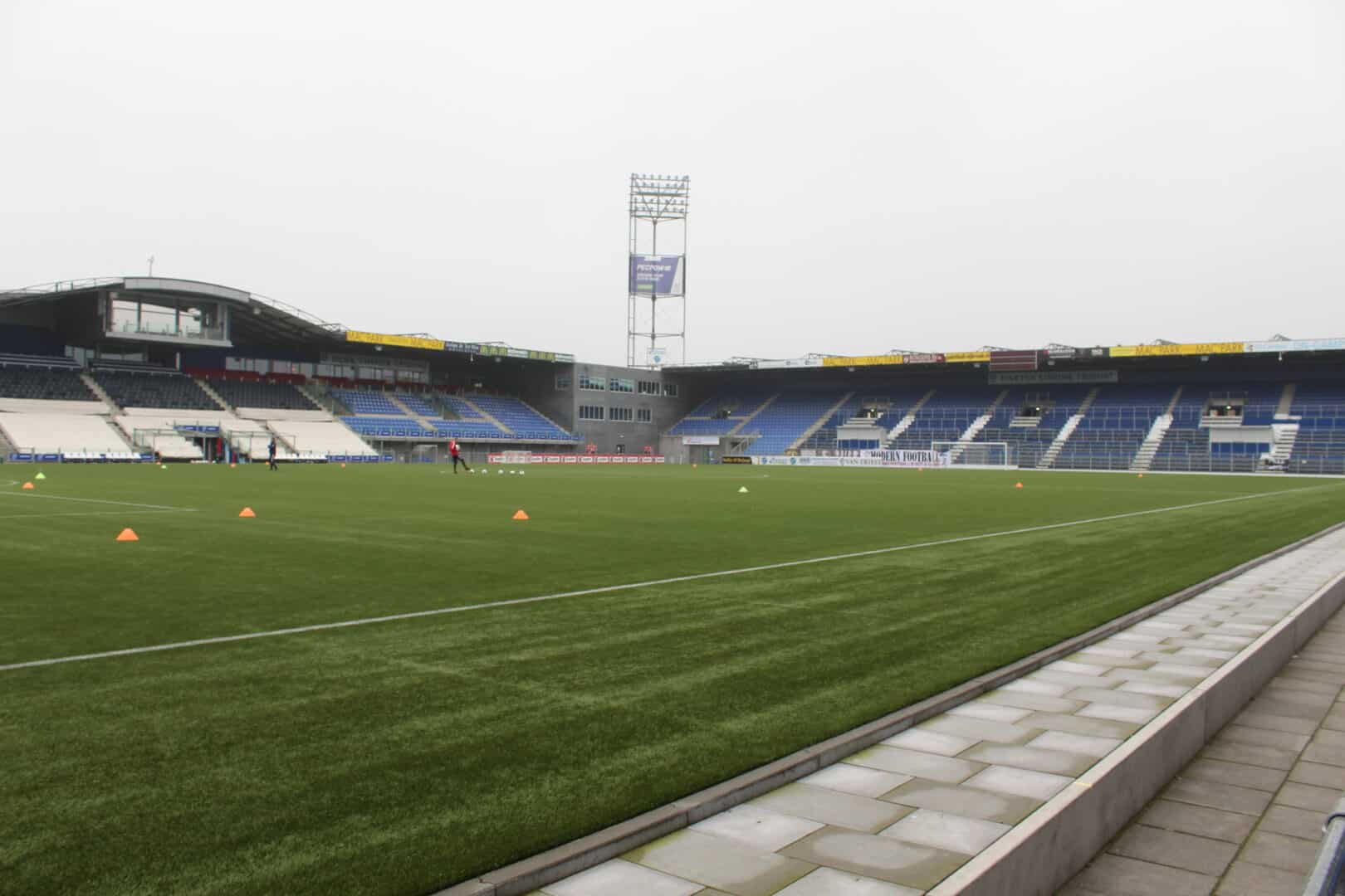 Bosch Beton - Keerwanden verhogen kunstgrasveld van PEC Zwolle