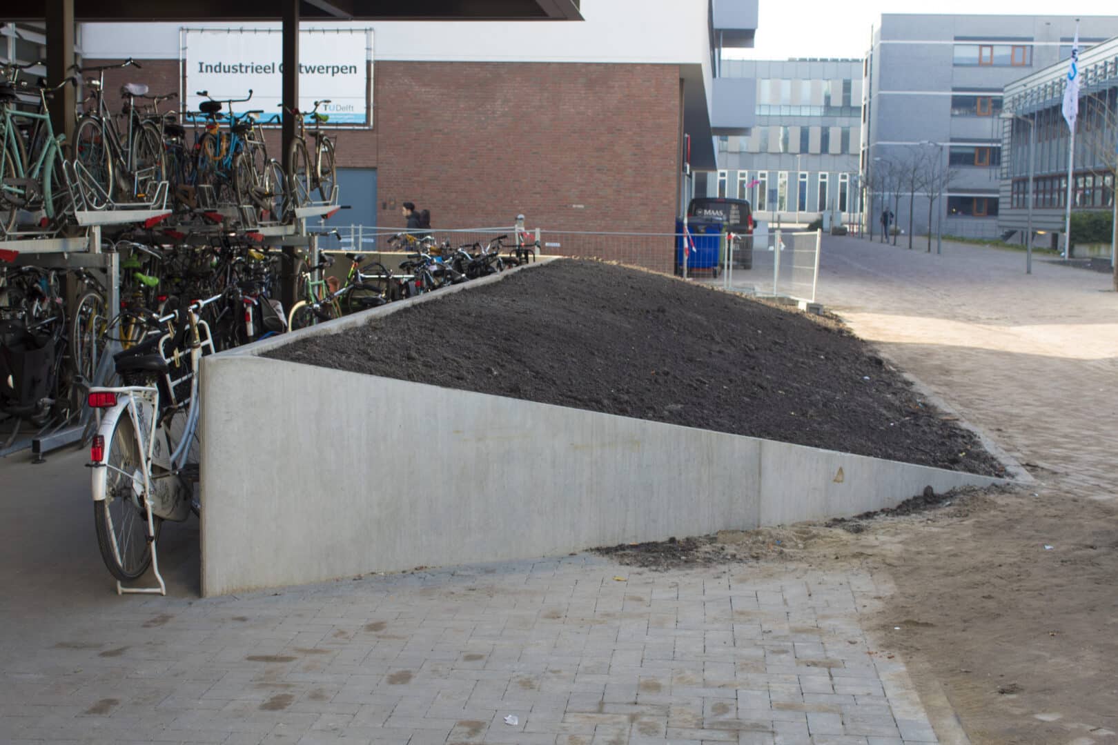 Bosch Beton - Keerwanden voor architectonische fietsenstalling TU Delft