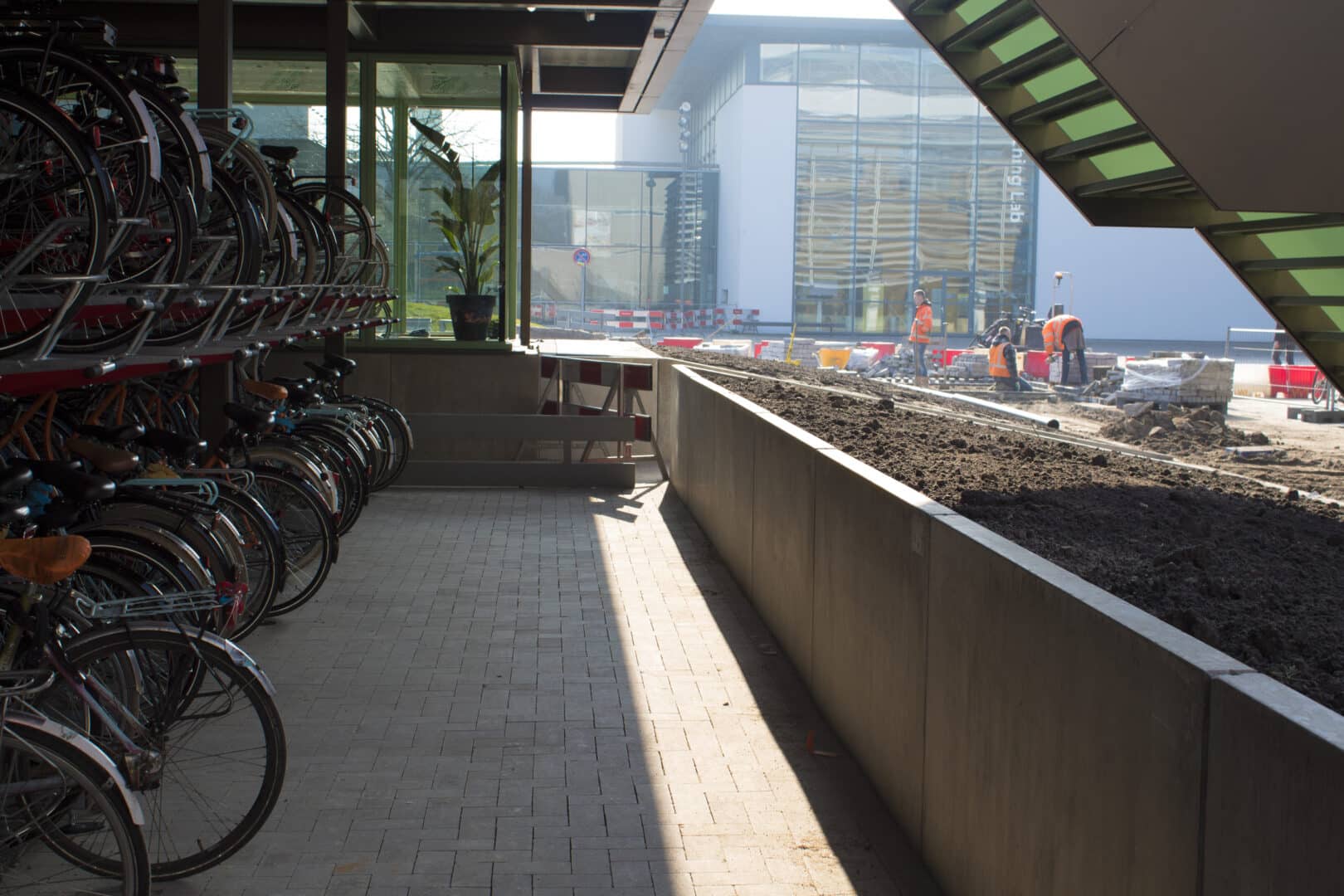 Bosch Beton - Keerwanden voor architectonische fietsenstalling TU Delft