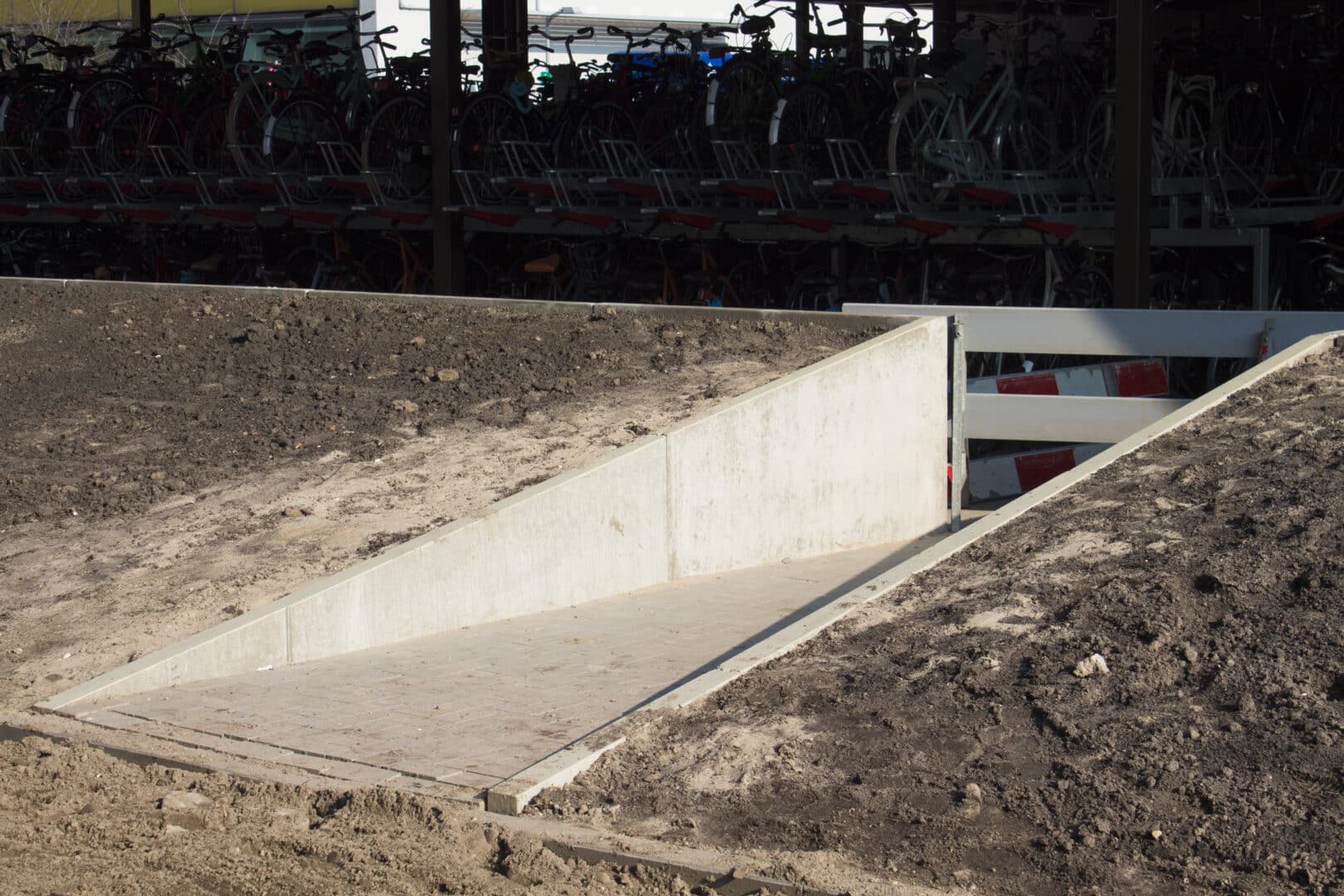 Bosch Beton - Keerwanden voor architectonische fietsenstalling TU Delft