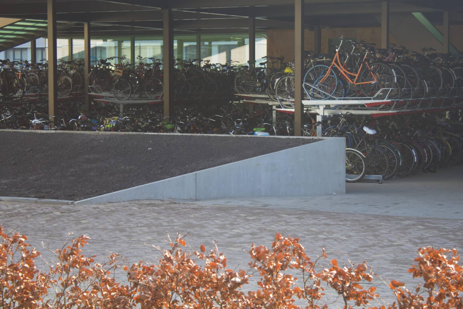 Bosch Beton - Keerwanden voor architectonische fietsenstalling TU Delft