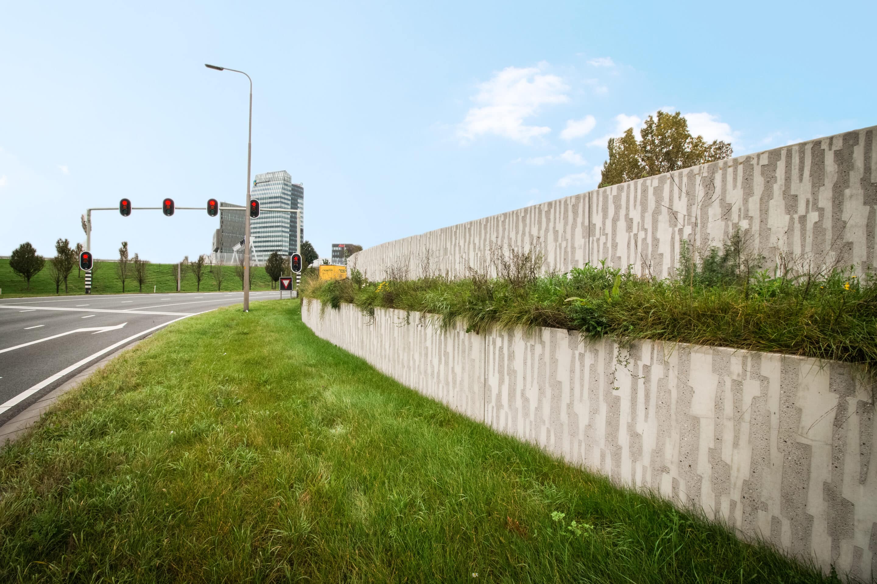 Geluidswal van keerwanden met structuur afwerking