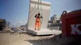 Jij verzorgt een nauwkeurige plaatsing van de betonelementen.